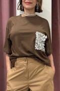 Tensione In - T-shirt tasca paillettes Art. PE260112 Colore — Moro
