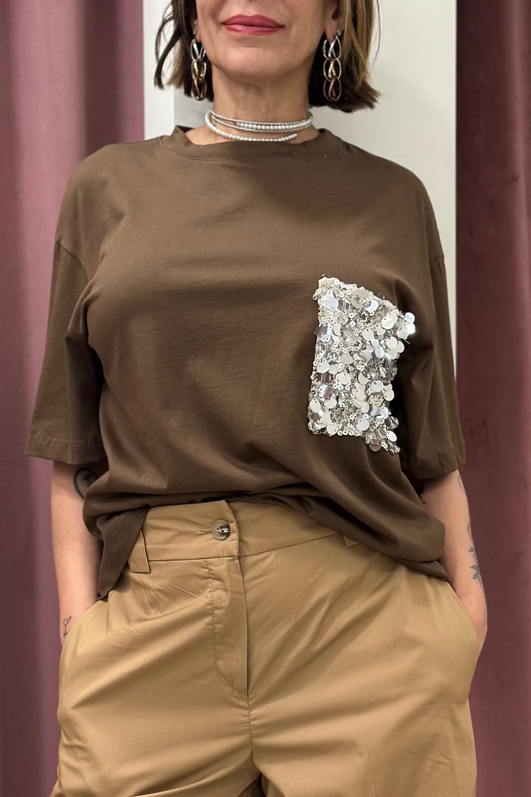 Tensione In - T-shirt tasca paillettes Art. PE260112 Colore — Moro