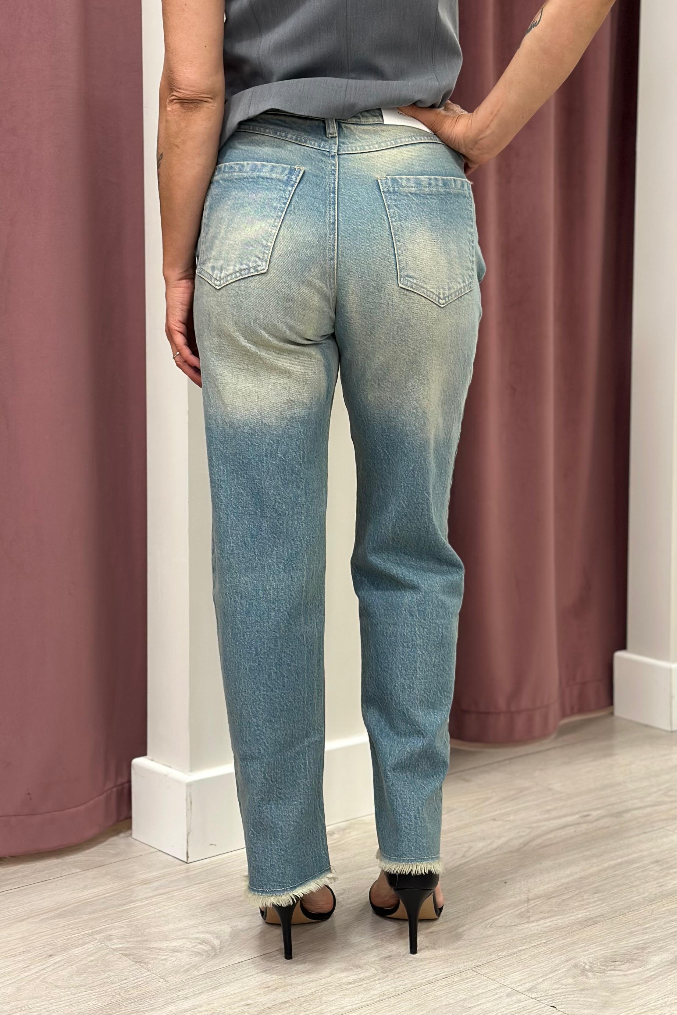JEANS TENSIONE IN DRITTO SFRANGIATO SUL FONDO
