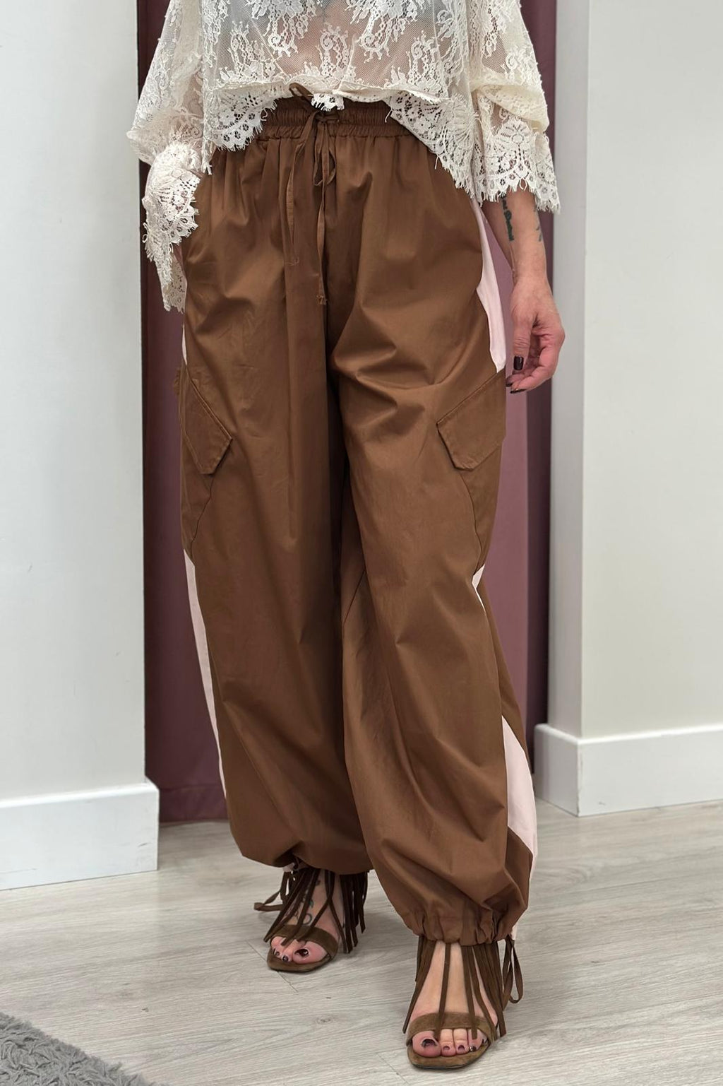 Pantalone cargo bicolore 100% cotone tabacco/rosa