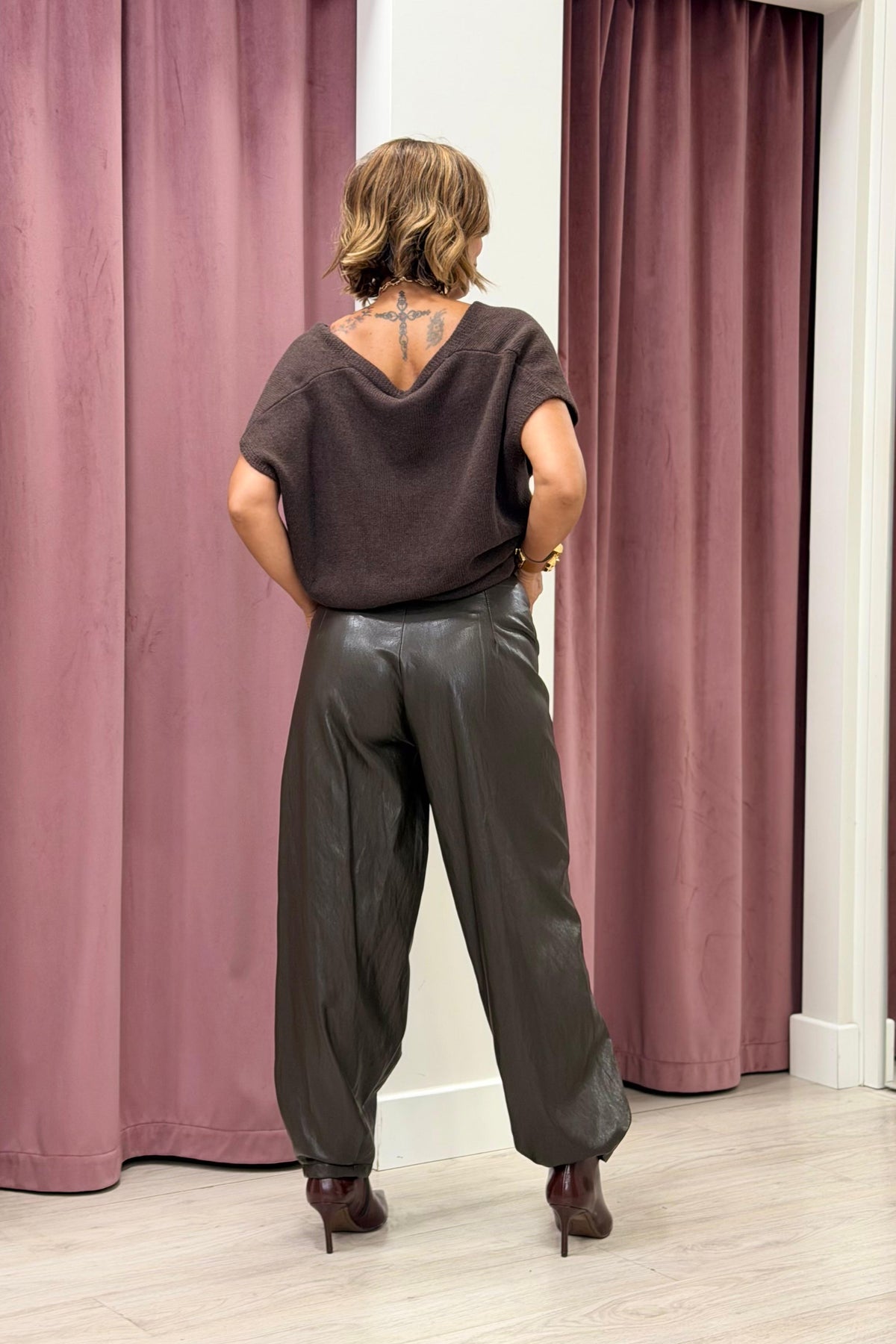 PANTALONE BARREL IN ECOPELLE CON TASCHE TE/AI26-4057