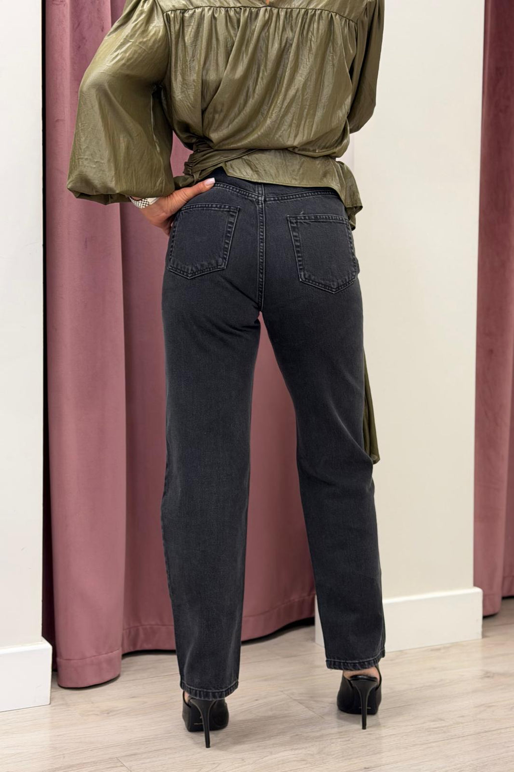 JEANS NERO A VITA ALTA